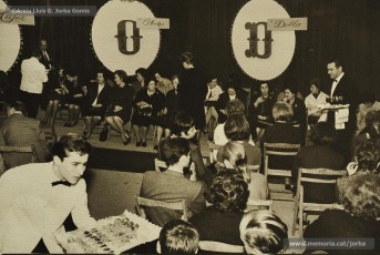 (5/9) Any 1965. Amb motiu de la V reunió anual de l’Acadèmia de Ciències Mèdiques, a la 5ª planta, Magatzems Jorba organitzava una desfilada de models de tardor per a les esposes dels metges assistents a la reunió.