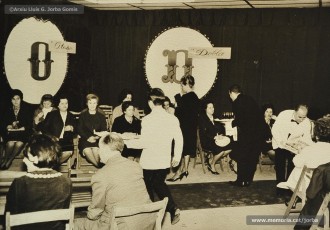 (6/9) Any 1965. Amb motiu de la V reunió anual de l’Acadèmia de Ciències Mèdiques, a la 5ª planta, Magatzems Jorba organitzava una desfilada de models de tardor per a les esposes dels metges assistents a la reunió.