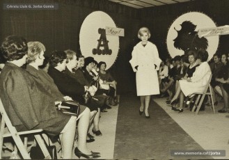 (7/9) Any 1965. Amb motiu de la V reunió anual de l’Acadèmia de Ciències Mèdiques, a la 5ª planta, Magatzems Jorba organitzava una desfilada de models de tardor per a les esposes dels metges assistents a la reunió.