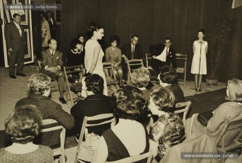 (8/9) Any 1965. Amb motiu de la V reunió anual de l’Acadèmia de Ciències Mèdiques, a la 5ª planta, Magatzems Jorba organitzava una desfilada de models de tardor per a les esposes dels metges assistents a la reunió.