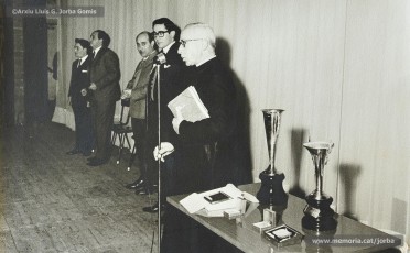 (3/11) Any 1965. Lliurament de premis del campionat de ping pong organitzat per les Congregacions Marianes i patrocinat per Magatzems Jorba. L’acte estava presidit pels senyors Guiu i Casals, de Magatzems Jorba, el pare Ferran Torra Sisquella SJ (1893-1990) i els senyors Puigdellívol i Masip, de les Congregacions Marianes.