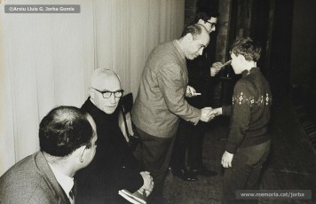 (4/11) Any 1965. Lliurament de premis del campionat de ping pong organitzat per les Congregacions Marianes i patrocinat per Magatzems Jorba. L’acte estava presidit pels senyors Guiu i Casals, de Magatzems Jorba, el pare Ferran Torra Sisquella SJ (1893-1990) i els senyors Puigdellívol i Masip, de les Congregacions Marianes.