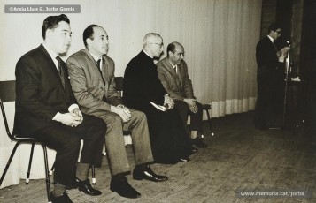 (2/11) Any 1965. Lliurament de premis del campionat de ping pong organitzat per les Congregacions Marianes i patrocinat per Magatzems Jorba. L’acte estava presidit pels senyors Guiu i Casals, de Magatzems Jorba, el pare Ferran Torra Sisquella SJ (1893-1990) i els senyors Puigdellívol i Masip, de les Congregacions Marianes.