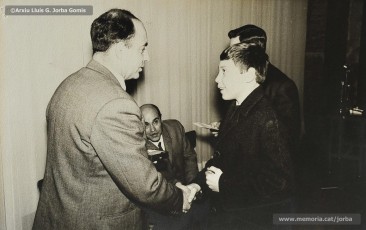 (1/11) Any 1965. Lliurament de premis del campionat de ping pong organitzat per les Congregacions Marianes i patrocinat per Magatzems Jorba. L’acte estava presidit pels senyors Guiu i Casals, de Magatzems Jorba, el pare Ferran Torra Sisquella SJ (1893-1990) i els senyors Puigdellívol i Masip, de les Congregacions Marianes.