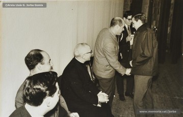 (7/11) Any 1965. Lliurament de premis del campionat de ping pong organitzat per les Congregacions Marianes i patrocinat per Magatzems Jorba. L’acte estava presidit pels senyors Guiu i Casals, de Magatzems Jorba, el pare Ferran Torra Sisquella SJ (1893-1990) i els senyors Puigdellívol i Masip, de les Congregacions Marianes.