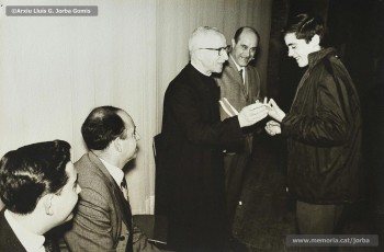(6/11) Any 1965. Lliurament de premis del campionat de ping pong organitzat per les Congregacions Marianes i patrocinat per Magatzems Jorba. L’acte estava presidit pels senyors Guiu i Casals, de Magatzems Jorba, el pare Ferran Torra Sisquella SJ (1893-1990) i els senyors Puigdellívol i Masip, de les Congregacions Marianes.