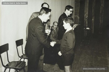 (5/11) Any 1965. Lliurament de premis del campionat de ping pong organitzat per les Congregacions Marianes i patrocinat per Magatzems Jorba. L’acte estava presidit pels senyors Guiu i Casals, de Magatzems Jorba, el pare Ferran Torra Sisquella SJ (1893-1990) i els senyors Puigdellívol i Masip, de les Congregacions Marianes.