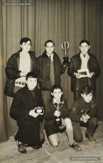 (10/11) Any 1965. Lliurament de premis del campionat de ping pong organitzat per les Congregacions Marianes i patrocinat per Magatzems Jorba. L’acte estava presidit pels senyors Guiu i Casals, de Magatzems Jorba, el pare Ferran Torra Sisquella SJ (1893-1990) i els senyors Puigdellívol i Masip, de les Congregacions Marianes.