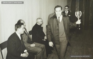 (11/11) Any 1965. Lliurament de premis del campionat de ping pong organitzat per les Congregacions Marianes i patrocinat per Magatzems Jorba. L’acte estava presidit pels senyors Guiu i Casals, de Magatzems Jorba, el pare Ferran Torra Sisquella SJ (1893-1990) i els senyors Puigdellívol i Masip, de les Congregacions Marianes.