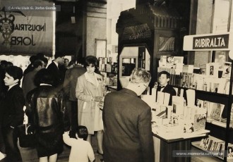 (3/10) Dia del Llibre any 1966. Fira del Llibre organitzada als porxos de Magatzems Jorba com a aportació de l’empresa a la diada de Sant Jordi. S’hi veuen les parades de les llibreries Rubiralta, Torra, Perramon, Escodines, Xipell i Símbol.