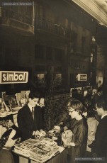 (10/10) Dia del Llibre any 1966. Fira del Llibre organitzada als porxos de Magatzems Jorba com a aportació de l’empresa a la diada de Sant Jordi. S’hi veuen les parades de les llibreries Rubiralta, Torra, Perramon, Escodines, Xipell i Símbol.