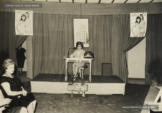 (28/28) 28/5/1966. Amb motiu de la VI reunió anual de l’Acadèmia de Ciències Mèdiques, a la 5ª planta, Magatzems Jorba va organitzar una conferència de Concha Milán sobre història de Manresa i una desfilada de models d’estiu per a les esposes dels metges assistents a la reunió.