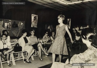 (7/28) 28/5/1966. Amb motiu de la VI reunió anual de l’Acadèmia de Ciències Mèdiques, a la 5ª planta, Magatzems Jorba va organitzar una conferència de Concha Milán sobre història de Manresa i una desfilada de models d’estiu per a les esposes dels metges assistents a la reunió.