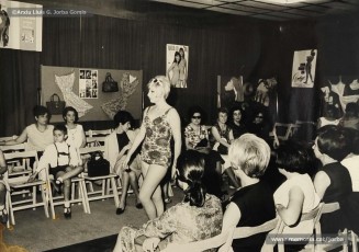 (8/28) 28/5/1966. Amb motiu de la VI reunió anual de l’Acadèmia de Ciències Mèdiques, a la 5ª planta, Magatzems Jorba va organitzar una conferència de Concha Milán sobre història de Manresa i una desfilada de models d’estiu per a les esposes dels metges assistents a la reunió.