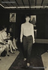 (24/28) 28/5/1966. Amb motiu de la VI reunió anual de l’Acadèmia de Ciències Mèdiques, a la 5ª planta, Magatzems Jorba va organitzar una conferència de Concha Milán sobre història de Manresa i una desfilada de models d’estiu per a les esposes dels metges assistents a la reunió.