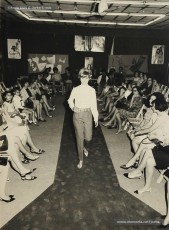 (25/28) 28/5/1966. Amb motiu de la VI reunió anual de l’Acadèmia de Ciències Mèdiques, a la 5ª planta, Magatzems Jorba va organitzar una conferència de Concha Milán sobre història de Manresa i una desfilada de models d’estiu per a les esposes dels metges assistents a la reunió.