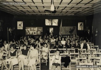 (26/28) 28/5/1966. Amb motiu de la VI reunió anual de l’Acadèmia de Ciències Mèdiques, a la 5ª planta, Magatzems Jorba va organitzar una conferència de Concha Milán sobre història de Manresa i una desfilada de models d’estiu per a les esposes dels metges assistents a la reunió.