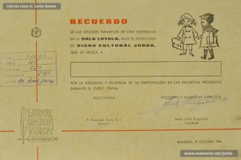 (1/2) Octubre de 1966. Record que es lliurava als participants a les sessions de cinema infantil que Signe Cultural Jorba havia patrocinat a la Sala Loyola (Sala Ciutat) durant el curs escolar 1965-66 i carta d’invitació a la sessió de cinema. Aquestes sessions de cinema infantil havien començat a celebrar-se el curs 1962-63, promogudes per Magatzems Jorba i les Congregacions Marianes.