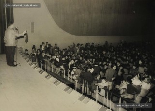 (2/8) Octubre de 1966. Cua de nens i pares per entrar i presentació de la sessió de cinema infantil davant d’una Sala Loyola plena de canalla. En aquesta sessió es van presentar quatre curtmetratges infantils produïts per Josep Serra Estruch (1921-1997), especialista en cinema infantil.
