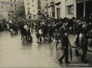 (1/8) Octubre de 1966. Cua de nens i pares per entrar i presentació de la sessió de cinema infantil davant d’una Sala Loyola plena de canalla. En aquesta sessió es van presentar quatre curtmetratges infantils produïts per Josep Serra Estruch (1921-1997), especialista en cinema infantil.