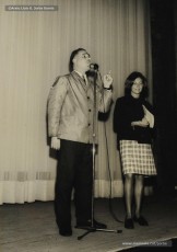 (3/8) Octubre de 1966. Cua de nens i pares per entrar i presentació de la sessió de cinema infantil davant d’una Sala Loyola plena de canalla. En aquesta sessió es van presentar quatre curtmetratges infantils produïts per Josep Serra Estruch (1921-1997), especialista en cinema infantil.