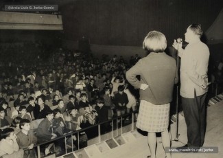 (5/8) Octubre de 1966. Cua de nens i pares per entrar i presentació de la sessió de cinema infantil davant d’una Sala Loyola plena de canalla. En aquesta sessió es van presentar quatre curtmetratges infantils produïts per Josep Serra Estruch (1921-1997), especialista en cinema infantil.