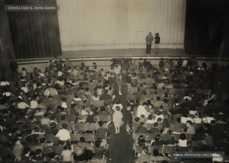 (6/8) Octubre de 1966. Cua de nens i pares per entrar i presentació de la sessió de cinema infantil davant d’una Sala Loyola plena de canalla. En aquesta sessió es van presentar quatre curtmetratges infantils produïts per Josep Serra Estruch (1921-1997), especialista en cinema infantil.