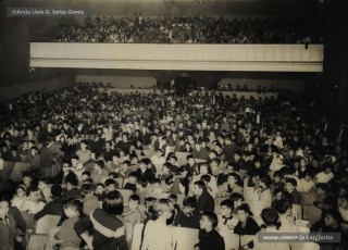(7/8) Octubre de 1966. Cua de nens i pares per entrar i presentació de la sessió de cinema infantil davant d’una Sala Loyola plena de canalla. En aquesta sessió es van presentar quatre curtmetratges infantils produïts per Josep Serra Estruch (1921-1997), especialista en cinema infantil.
