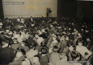 (8/8) Octubre de 1966. Cua de nens i pares per entrar i presentació de la sessió de cinema infantil davant d’una Sala Loyola plena de canalla. En aquesta sessió es van presentar quatre curtmetratges infantils produïts per Josep Serra Estruch (1921-1997), especialista en cinema infantil.