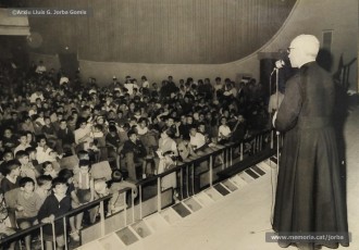 (15/19) Octubre de 1966. Acte de fi de curs 1965-66 de les sessions de cinema infantil. Lliurament del record d’assistència per Pere Jorba Puigsubirà, president del Consell d’Administració de Magatzems Jorba, Dolors Ponsà, empleada de Cal Jorba, i el pare Ferran Torra Sisquella SJ (1893-1990), director de les Congregacions Marianes.