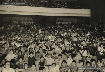 (17/19) Octubre de 1966. Acte de fi de curs 1965-66 de les sessions de cinema infantil. Lliurament del record d’assistència per Pere Jorba Puigsubirà, president del Consell d’Administració de Magatzems Jorba, Dolors Ponsà, empleada de Cal Jorba, i el pare Ferran Torra Sisquella SJ (1893-1990), director de les Congregacions Marianes.