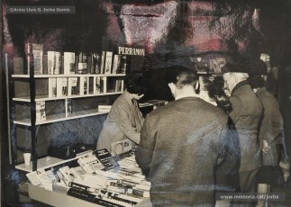 (8/12) Dia del Llibre any 1967. Parades de llibres amb motiu de la diada als porxos de Magatzems Jorba. S’hi veuen les parades de les llibreries Símbol, Perramon