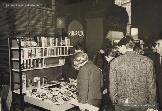 (9/12) Dia del Llibre any 1967. Parades de llibres amb motiu de la diada als porxos de Magatzems Jorba. S’hi veuen les parades de les llibreries Símbol, Perramon