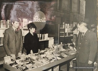 (10/12) Dia del Llibre any 1967. Parades de llibres amb motiu de la diada als porxos de Magatzems Jorba. S’hi veuen les parades de les llibreries Símbol, Perramon