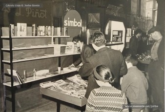(11/12) Dia del Llibre any 1967. Parades de llibres amb motiu de la diada als porxos de Magatzems Jorba. S’hi veuen les parades de les llibreries Símbol, Perramon