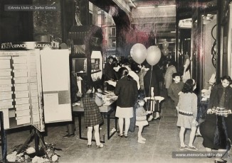 (3/12) Dia del Llibre any 1967. Parades de llibres amb motiu de la diada als porxos de Magatzems Jorba. S’hi veuen les parades de les llibreries Símbol, Perramon