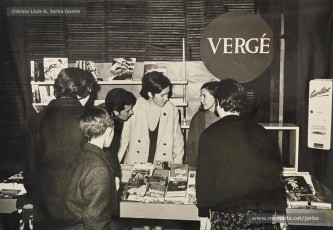 (4/12) Dia del Llibre any 1967. Parades de llibres amb motiu de la diada als porxos de Magatzems Jorba. S’hi veuen les parades de les llibreries Símbol, Perramon