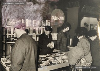 (5/12) Dia del Llibre any 1967. Parades de llibres amb motiu de la diada als porxos de Magatzems Jorba. S’hi veuen les parades de les llibreries Símbol, Perramon
