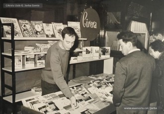(6/12) Dia del Llibre any 1967. Parades de llibres amb motiu de la diada als porxos de Magatzems Jorba. S’hi veuen les parades de les llibreries Símbol, Perramon