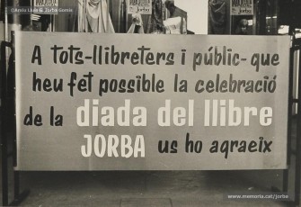 (1/12) Dia del Llibre any 1967. Parades de llibres amb motiu de la diada als porxos de Magatzems Jorba. S’hi veuen les parades de les llibreries Símbol, Perramon, Cornet, Rubiralta, Torra, Vergé i Cirera.