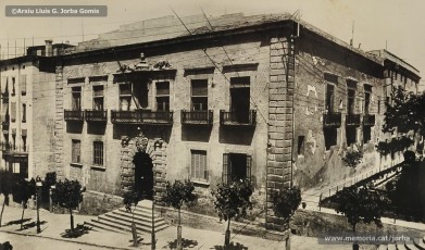 (2/3) Edifici del Jutjat de Manresa a la baixada de la Seu, amb el retrat del general Franco a la sala.