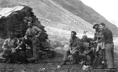Destacament a la cabana d’Otal. Compte és el que està assegut llegint.