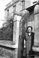 Mercè Pla a casa seva, “l’hotelito” on es va allotjar Justa Freire quan va estar a Manresa. (Col·lecció Roser Ibarz Sanz).