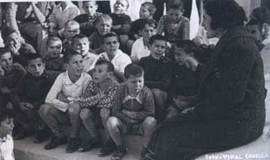 Justa Freire cantant amb un grup de nens en una colònia escolar al País Valencià (hivern 1937/38). (Foto: Vidal Corella. Fundación Ángel Llorca).