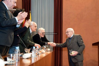 Josep Herms encaixa la mà a Mercè Rosich un cop ha rebut el record de l’acte. (Fotografia de Jordi Preñanosa).