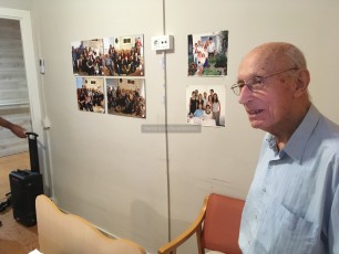 Navarro fotografiat davant d’algunes de les fotografies familiars que l‘acompanyen.
