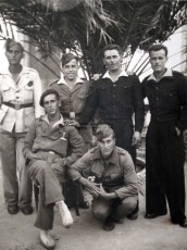 24/4/1942. Pecanins, segon per l’esquerra, dret, a Algeciras. Final del període legionari, poc abans del retorn a casa.