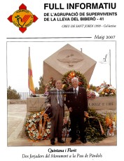 Fotografia impresa en la portada del full informatiu de l’Agrupació del maig de 2007 en què hi ha Antoni Quintana i Josep Florit, del quals es diu que van ser dos forjadors del Monument a la Pau de Pàndols.