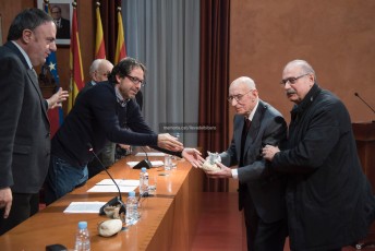 Jaume Navarro. La regidora de Cultura Anna Crespo li va lliurar l’obsequi de record. (Fotografia de Jordi Preñanosa).