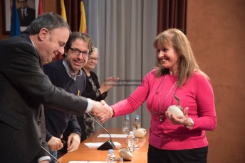 Valentí Junyent, alcalde de Manresa, lliura el record a Núria Casellas, filla de Joan Casellas Soler. (Fotografia de Mireia Arso/Regió7).